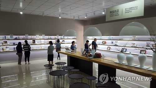 A Shanghai shop selling South Korean cosmetics products (Yonhap)