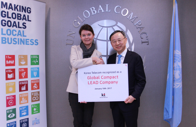 KT Chairman Hwang Chang-gyu (right) holds hands with Lise Kingo, executive director of the UNGC on Tuesday. (KT)