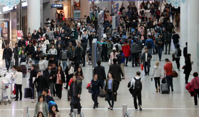 Travelers fill Incheon Airport’s departure hall (Yonhap)