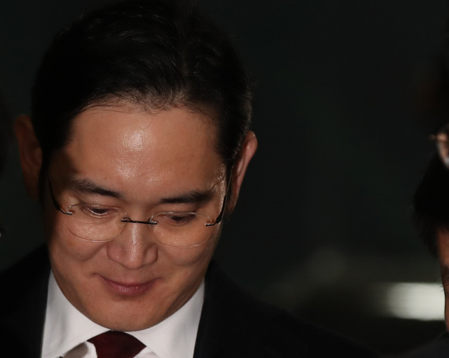 Lee Jae-yong returns home after being grilled by the special counsel on Friday morning. (Yonhap)