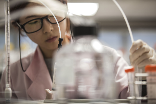 A Samsung Bioepis employee works in a lab at the company’s headquarters in Songdo, Incheon (Samsung Bioepis)