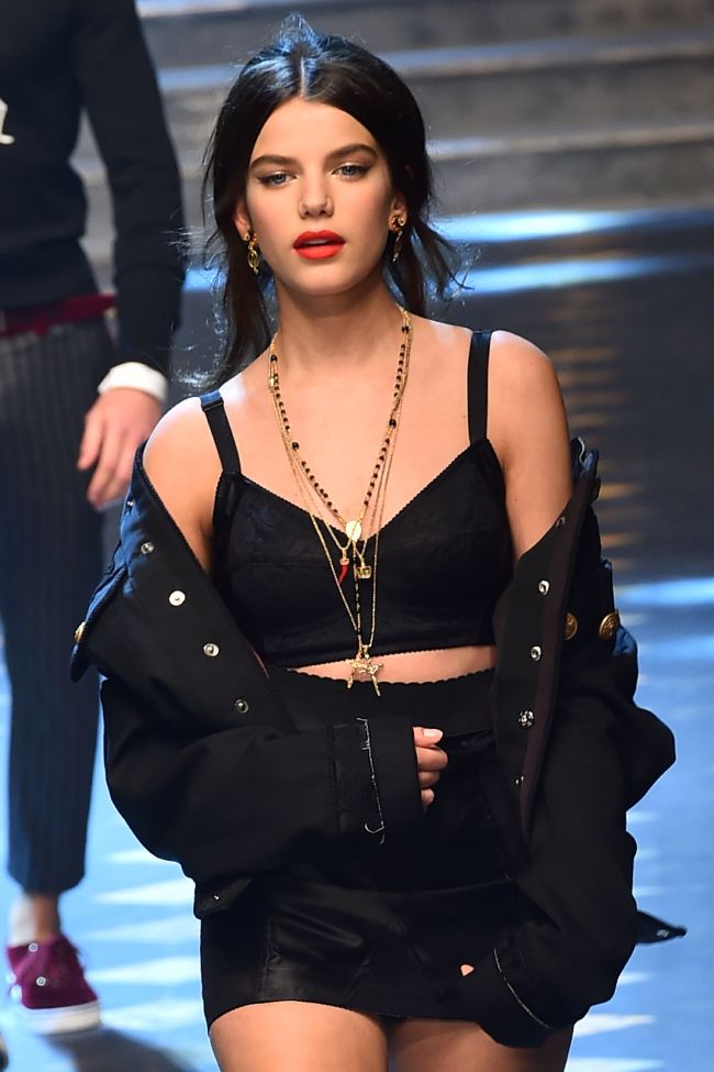 Model Sonia Ben Ammar presents a creation for fashion house Dolce Gabbana during the men’s fall-winter 2017-2018 fashion week Saturday in Milan. / AFP-Yonhap