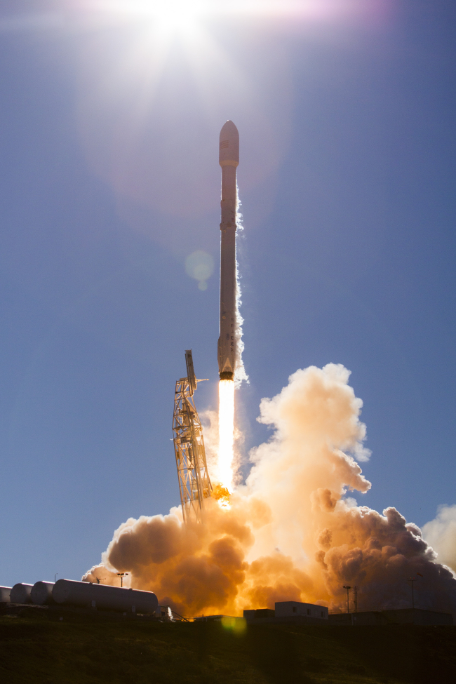 The SpaceX Falcon 9 rocket with 10 Iridium NEXT communications satellites lifts off from launch complex 40 at the Space Launch Complex 4E at the Vandenberg Air Force Base, California, Saturday. AP-Yonhap