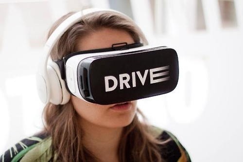 The Samsung Drive virtual reality device in a photo provided by Samsung Electronics Co. (Yonhap)