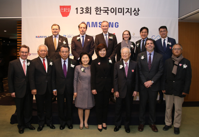 Diplomats, actors and other recipients of the 2017 Korea Image Award pose at the event organized by the Corea Image Communications Institute, Wednesday. (Corea Image Communications Institute)