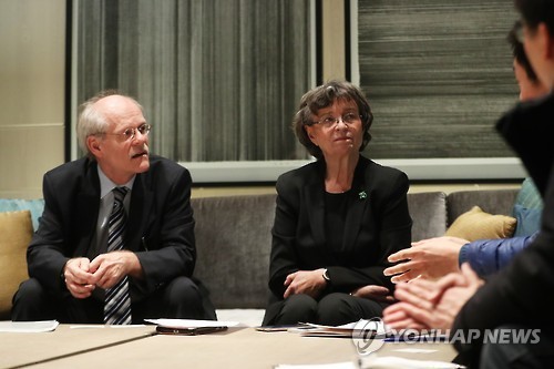 Riksbank Gov. Stefan Ingves (L) and Susanne Eberstein, the chairperson of the General Council at the Swedish central bank, hold an interview with Yonhap News Agency at a Seoul hotel on Jan. 17, 2017. (Yonhap