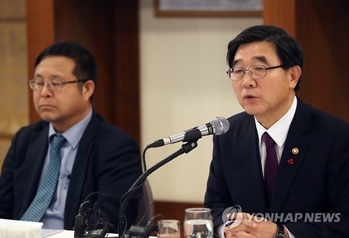 Labor Minister Lee Ki-kweon (R) speaks during a meeting with leaders of the country's top 30 conglomerates at the Korea Press Center in Seoul on Jan. 18, 2017. (Yonhap)