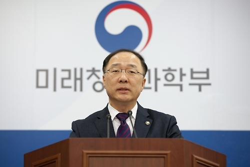 Hong Nam-ki, vice-minister of the Ministry of Science, ICT, and Future Planning, talks to reporters on Jan. 18, 2017. The ministry said it will establish a 3.5 trillion won ($2.9 billion) fund to nurture startups and venture firms in science and technology sectors to secure new growth engines. (Ministry of Science, ICT, and Future Planning )