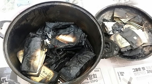 This photo, provided by the Bank of Korea on Jan. 18, 2017, shows 50,000 won bills -- the highest denomination -- and 10,000 bills damaged by fire. (Yonhap).