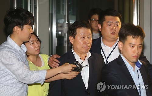 This photo, taken on July 9, 2016, shows Ko Jae-ho, a former head of Daewoo Shipbuilding & Marine Engineering Co., walking out of the Seoul Central District Prosecutors' Office in Seoul. (Yonhap)