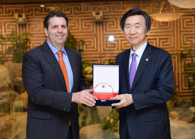 US Ambassador to Seoul Mark Lippert (left) and Foreign Minister Yun Byung-se (Yonhap)