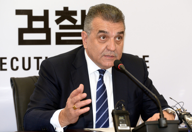 Volkswagen executive Francisco Javier Garcia Sanz speaks at a press conference held at the Seoul Central District Prosecutors‘ Office on Wednesday. (Yonhap)
