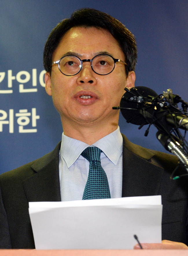 Independent counsel spokesman Lee Kyu-chul speaks to reporters at a press briefing (Yonhap)