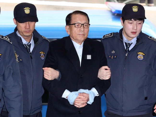 Ex-presidential chief of staff Kim Ki-choon shows up at the special prosecutor’s office in Daechi-dong, southern Seoul, to face questioning over his involvement in blacklisting progressive artists deemed unfriendly to President Park Geun-hye. Yonhap