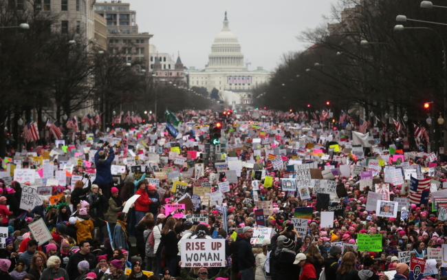 Protesters walk up Pennsylvania Avenue during the Women's March in Washington, Saturday. (AFP-Yonhap)