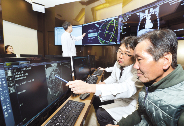 A doctor at Gachon University Gil Medical Center in Incheon uses IBM’s supercomputer Watson to help diagnose a patient. (Gil Medical Center)