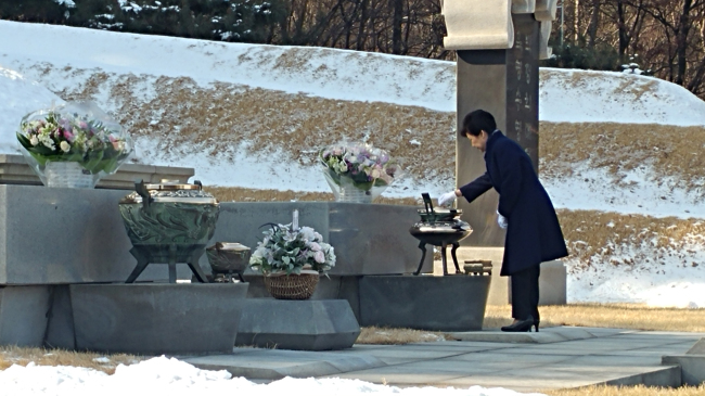 Impeached President Park Geun-hye pays tribute to her parents` graves at Seoul National Cemetery (Yonhap)