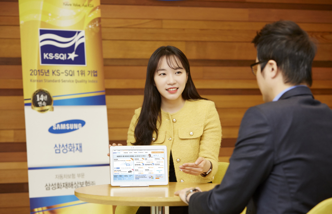 A Samsung Fire and Marine Insurance Co. Risk Consultant introduces products to a customer.