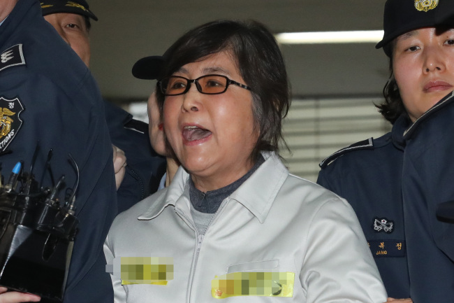 Choi Soon sil appears at the special prosecutor’s office in Daechidong, southern Seoul, on Jan. 25, 2017, as the court earlier issued an arrest warrant against the jailed friend of President Park Geun-hye. Yonhap