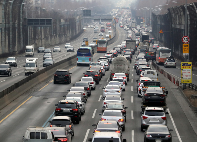 The Gyeongbu (Seoul-Busan) Expressway near the Yangjae Interchange in southern Seoul is packed with cars on Thursday. (Yonhap)