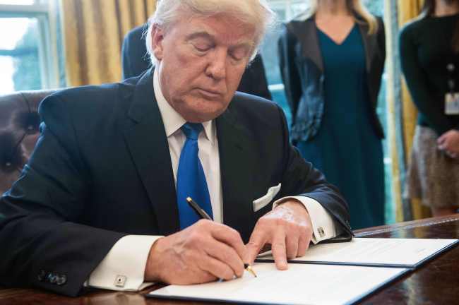 US President Donald Trump signs a new executive order banning all state funding to non-governmental organizations implicated in assisting or implicated in abortion (Yonhap)