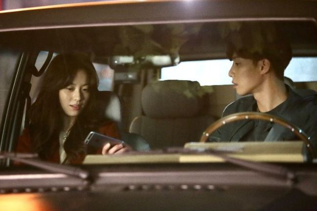 Han Hyo-joo (left) and Park Seo-joon star in “The Beauty Inside.” (Yong Film)