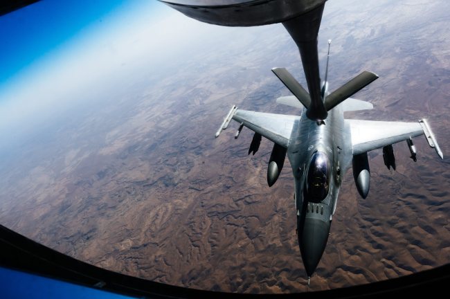 US Air Force F-16 fighter jet approaches to refuel from a stratotanker over Iraq (US Department of Defense)