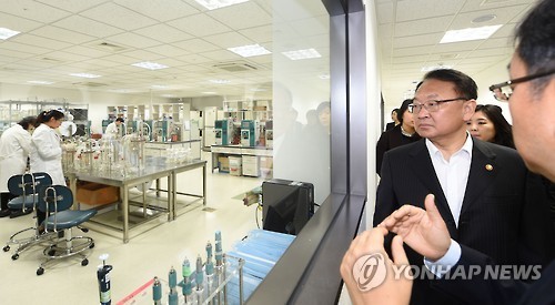 Finance Minister Yoo Il-ho visits a life science laboratory in Incheon in 2016. (Yonhap file photo)