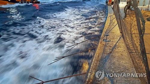 This undated file photo shows a Chinese boat armed with iron spears illegally fishing in South Korean waters. (Yonhap)