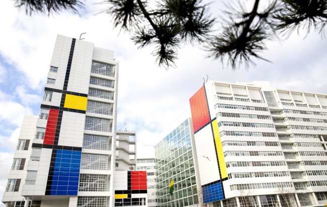 Works of art with the familiar red, yellow and blue areas of painter Piet Mondrian decorate the facade of the city hall in The Hague, the Netherlands, Friday. (EPA-Yonhap)
