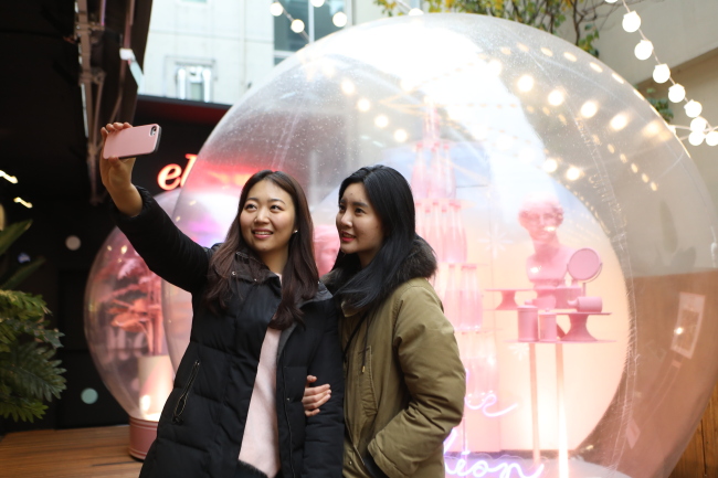 Shoppers at el CUBE in Garosugil (Lotte Department Store)