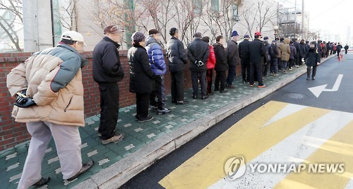 This photo, taken on Jan. 3, 2017, shows job-seeking senior citizens forming a long line in front of a job center in Incheon, west of Seoul. (Yonhap)