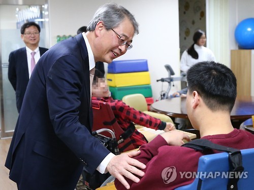 Yim Jong-yong, chairman of the Financial Services Commission, visits a community welfare center in Seoul in this file photo. (Yonhap)