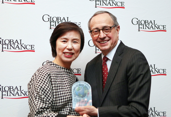 Kang Ji-hyun (left), head of KEB Hana Bank’s Dogok branch, poses with Joseph D. Giarraputo, publisher and editorial director of Global Finance, at the ceremony event for the Global Best Private Bank in Digital Client Solutions on Tuesday in New York. /KEB Hana Bank