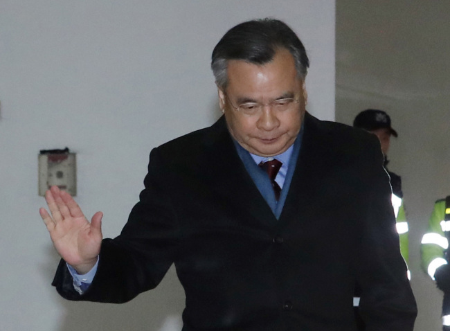 Independent Counsel Park Young-soo refuses to answer reporters` questions as he enters the office building of the independent counsel team, Wednesday. (Yonhap)