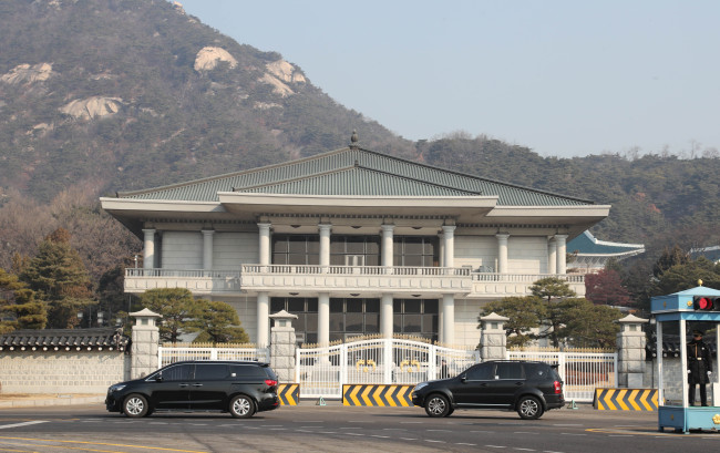 Two cars of the independent counsel team pass by the Youngbingwan (Guest House) of the Cheong Wa Dae last Friday. (Yonhap)