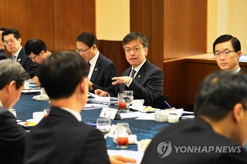 Vice Finance Minister Choi Sang-mok (center) speaks at a vice ministerial meeting with the pan-governmental economic emergency response task force, Friday. (Yonhap)