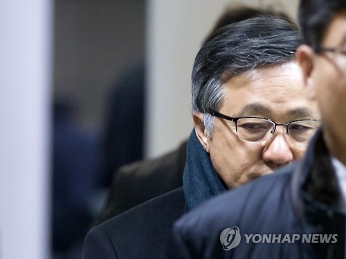 This file photo taken on Dec. 18, 2015, shows Kim Shin-jong, a former head of the Korea Resources Corp. (KORES), arriving at the Seoul Central District Court in Seoul to attend the first hearing on his malpractice allegations. The court acquitted him of the charges on Feb. 10, 2017, citing a lack of evidence. (Yonhap)