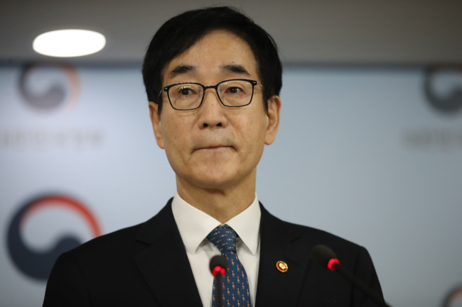 Education minister Lee Joon-sik (Yonhap)