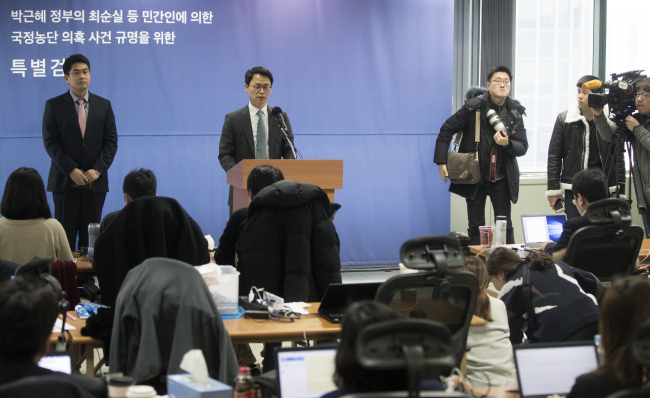 Lee Kyu-chul, independent counsel's spokesperson, answers questions at a press briefing in Daechi-dong, southern Seoul. (Yonhap)