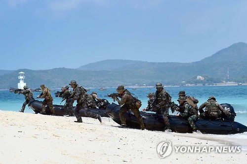 In this photo taken Feb. 14, 2016, and provided by the Marine Corps, Marines from South Korea, the US and Thailand jointly conduct an infiltration exercise on a shore in Thailand. (Yonhap)