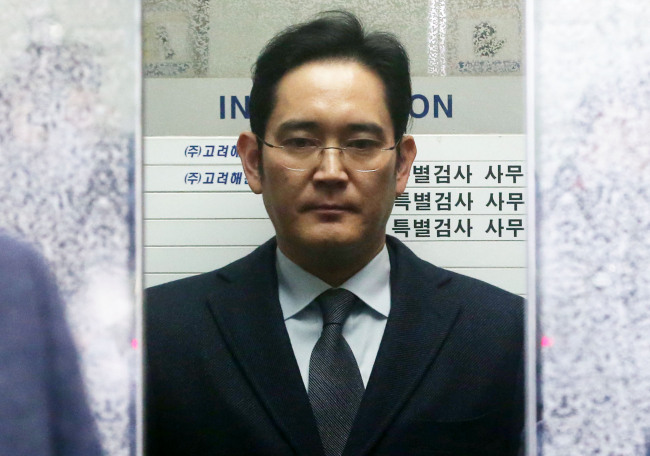 Samsung Electronics vice chairman Lee Jae-yong take an elevator up to the special counsel Park Young-soo’s office on Feb. 13, 2017. (Photo creit: Yonhap)