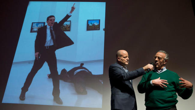 Associated Press photographer and 2017 World Press Photo Contest winner Burhan Ozbilici (right) is interviewed by Lars Boering, managing director of the World Press Photo Foundation in front of his winning picture during a press conference in Amsterdam, Netherlands, Monday. (AP-Yonhap)