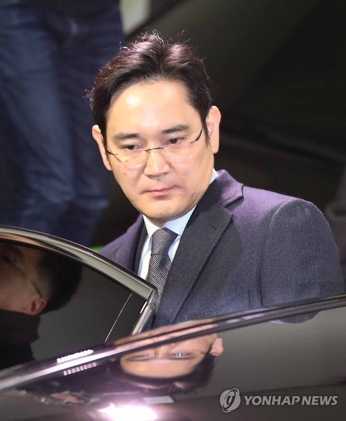 Lee Jae-yong, vice chairman of Samsung Electronics Co., gets into his car at the special prosecutor's office in Seoul on Feb. 14, 2017, after concluding questioning over alleged bribery involving impeached President Park Geun-hye. It is the second time he was summoned to the prosecutors' office over alleged bribery related to the merger of two of Samsung's affiliates in 2015. (Yonhap)