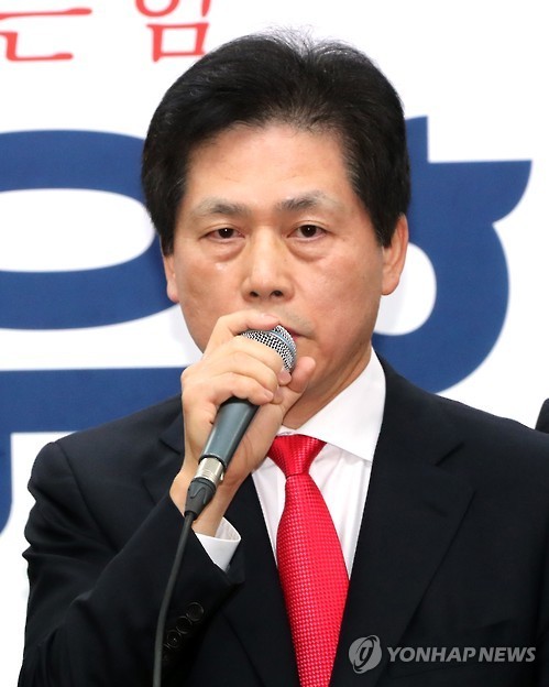 Kim Jin, who formerly worked as an editorial writer at the JoongAng Ilbo, delivers a speech after joining the Liberty Korea Party at the party's Seoul-based headquarter on Feb. 15, 2017. (Yonhap)