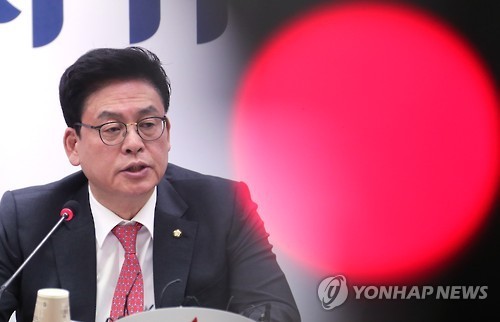 Rep. Chung Woo-taik, the floor leader of the Liberty Korea Party, speaks during a meeting held at the party's Seoul-based headquarters on Feb. 15, 2017. (Yonhap)