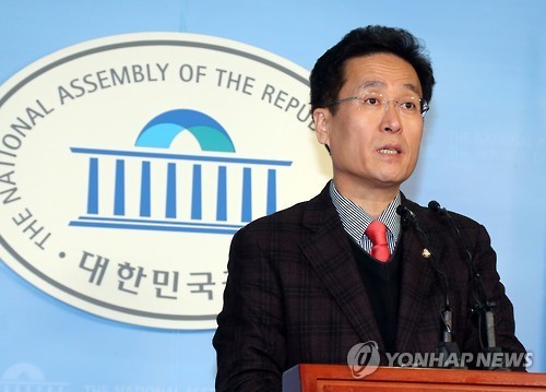 This photo, taken on Jan. 26, 2017, shows Rep. Ham Jin-gyu of the ruling Liberty Korea Party speaking during a press conference at the National Assembly in Seoul. (Yonhap)