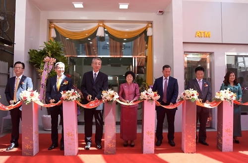 KB Financial Chairman Yoon Jong-kyoo (2nd from left) attends a ribbon-cutting ceremony at the opening of the third branch of KB Kookmin Bank in Toul Tom Poung in southwestern Phnom Penh on Feb. 15, 2016. The photo was provided by KB Financial Group. (Yonhap)