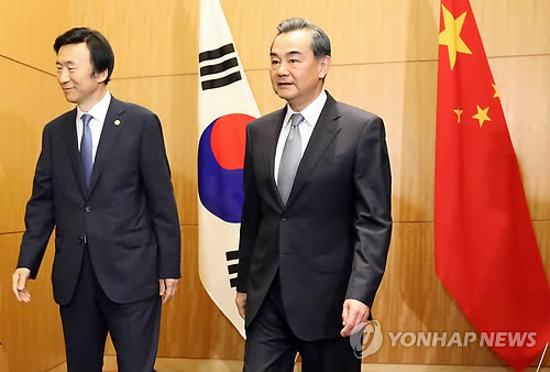 South Korean Foreign Minister Yun Byung-se (L) and Chinese Foreign Minister Wang Yi (R)(Yonhap)