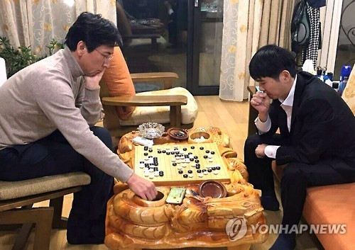 South Korean Go champ Lee Se-dol (R), plays a game of Go with South Chungcheong Gov. An Hee-jung in this file photo taken in Hongseong, South Chungcheong Province, on Jan. 31, 2017. (Yonhap)